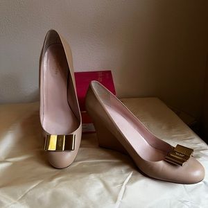 Cute cute cute Kate Spade wedge heel round toe pumps in a neutral color